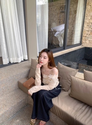 New early fall side shirring!  Three-dimensional flower one-shoulder top for women