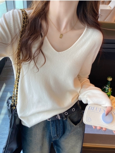 New long-sleeved bottoming shirt for women, autumn and winter v-neck sweater, loose top, fashionable sweater for autumn.