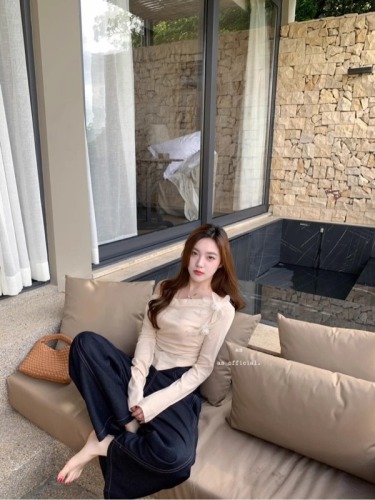 New early fall side shirring!  Three-dimensional flower one-shoulder top for women