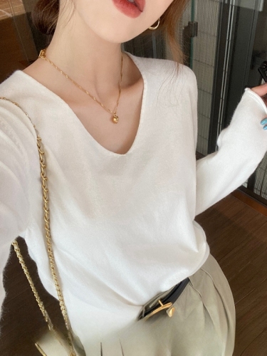 New long-sleeved bottoming shirt for women, autumn and winter v-neck sweater, loose top, fashionable sweater for autumn.