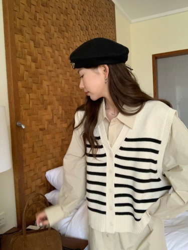 Retro college style striped knitted cardigan sweater vest 2024 spring and autumn new Korean style v-neck vest top for women