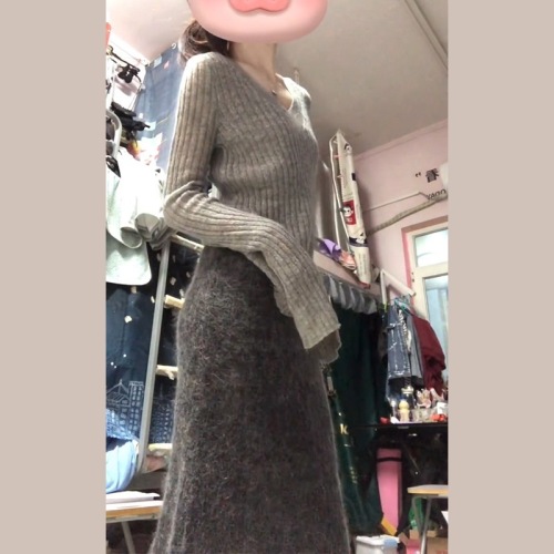 Late autumn and winter clothing is paired with a new set of petite fragrant knitted dress with sweater suit underneath.