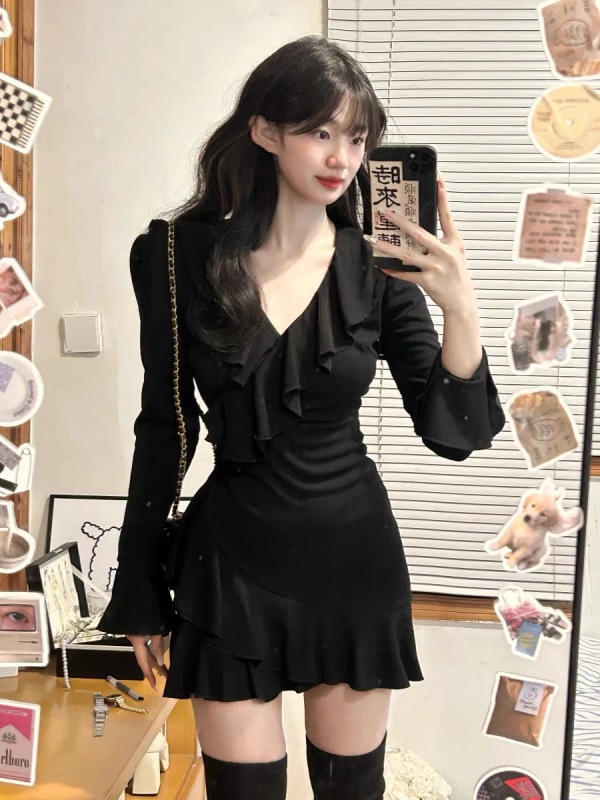 Hepburn little black dress women's autumn and winter new style coat with high-end waist slimming V-neck dress