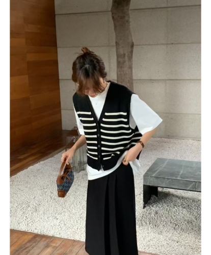 Retro college style striped knitted cardigan sweater vest 2024 spring and autumn new Korean style v-neck vest top for women