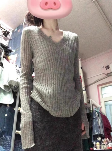 Late autumn and winter clothing is paired with a new set of petite fragrant knitted dress with sweater suit underneath.