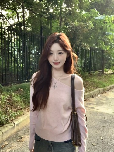 Gorgeous color slanted shoulder sweater, full of looseness, slimming and soft waxy sweater