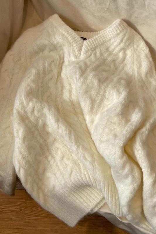 New white loose v-neck twist sweater for women in autumn and winter, fufu lazy style inner knitted top