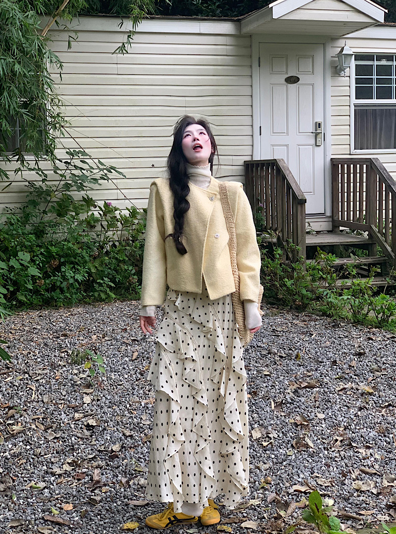 Actual shot of retro three-dimensional woolen short coat for women in autumn and winter + irregular cake skirt and polka dot skirt