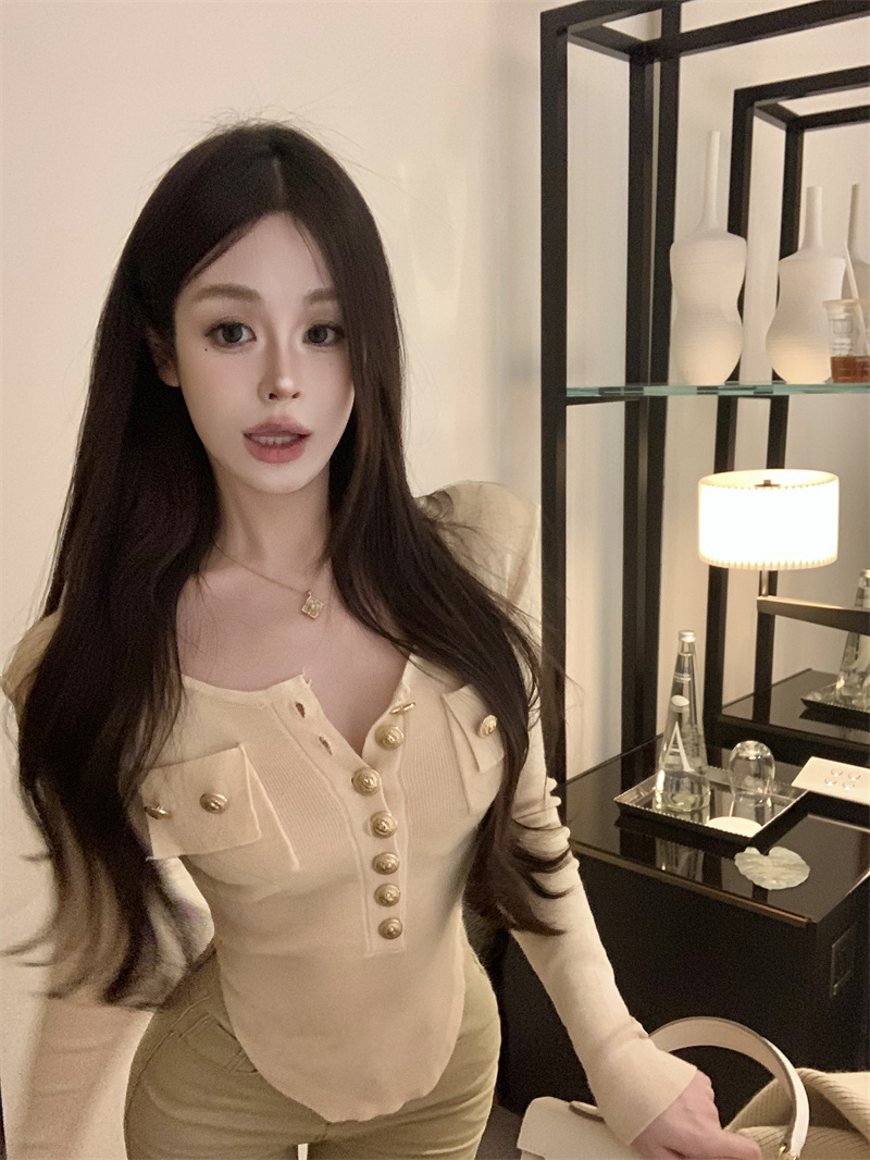 Actual shot of 2024 autumn new Balmain single-breasted long-sleeved sweater for women slimming round neck bottoming shirt