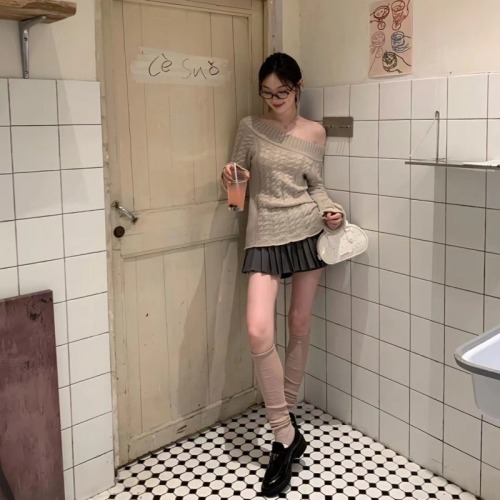 Korean-style one-shoulder knit base shirt for women, autumn design, shoulder-revealing, cable-knit, unique and distinctive, short-sleeve top