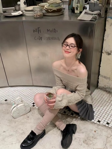 Korean-style one-shoulder knit base shirt for women, autumn design, shoulder-revealing, cable-knit, unique and distinctive, short-sleeve top