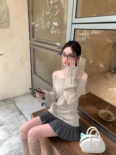 Korean-style one-shoulder knit base shirt for women, autumn design, shoulder-revealing, cable-knit, unique and distinctive, short-sleeve top