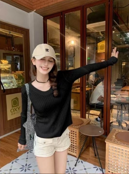 Knitted bottoming shirt for women, long-sleeved autumn Korean version, versatile, slimming, round neck, large pit strip pullover top