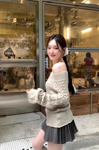 Korean-style one-shoulder knit base shirt for women, autumn design, shoulder-revealing, cable-knit, unique and distinctive, short-sleeve top