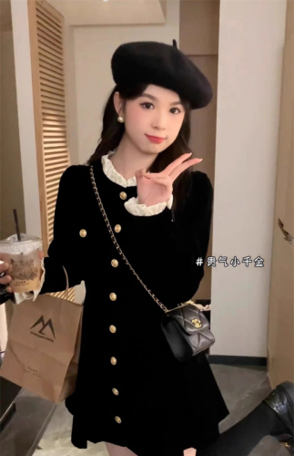 Hepburn Xiaoxiang style velvet dress for women 2024 new high-end waist slimming A-line skirt