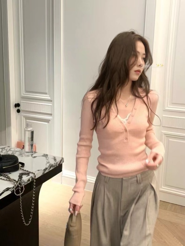 HEYGIRL black button collarbone shirt thoughtful design!  V-neck slim fit stretchy buttoned knit top