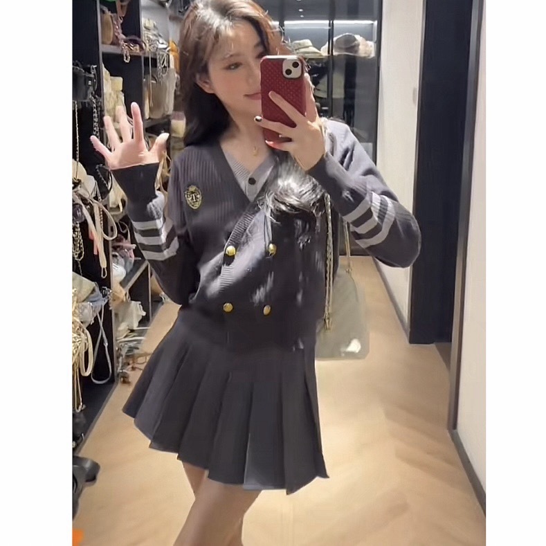 Simple girlish temperament, slim and gentle, niche college style fake two-piece knitted sweater