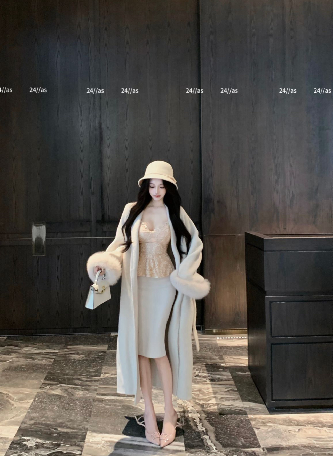 Real shot of autumn and winter cashmere coat, fox fur, high-end woolen coat, lace ruffle suspender suit