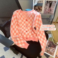 Pink sweater, seahorse hair, high-end, soft and waxy, this year’s hot new autumn and winter colorful plaid