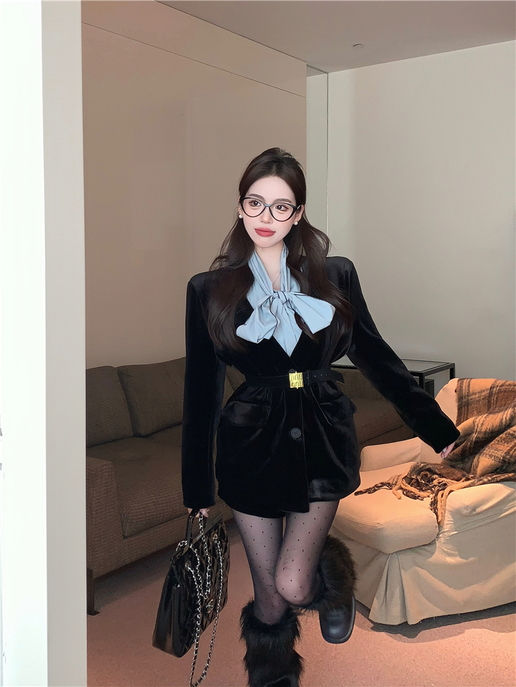 Real shot!  Retro velvet suit jacket, high-waisted A-line shorts, autumn and winter high-end shirt three-piece set