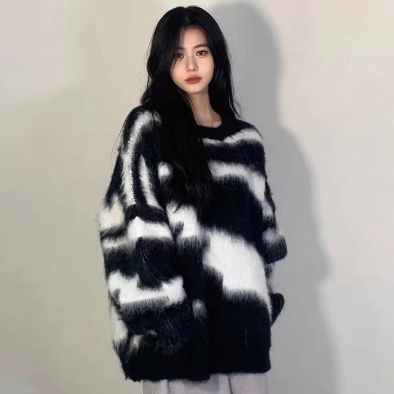 Lazy style loose thickened mid-length soft and waxy contrasting color Japanese sweater for women autumn and winter new knitted sweater top