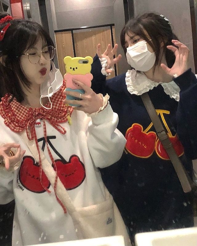 Ready-made shirts and sweatshirts have graffiti patch embroidery round neck plus velvet sweatshirt winter loose for women
