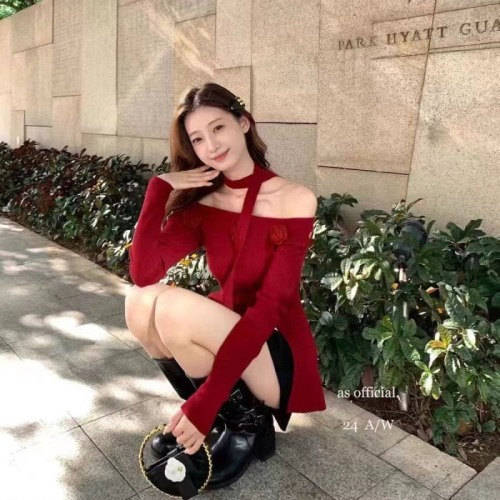 Korean floral one-shoulder sweater for women in autumn and winter slimming bottoming shirt with irregular slit hot girl top