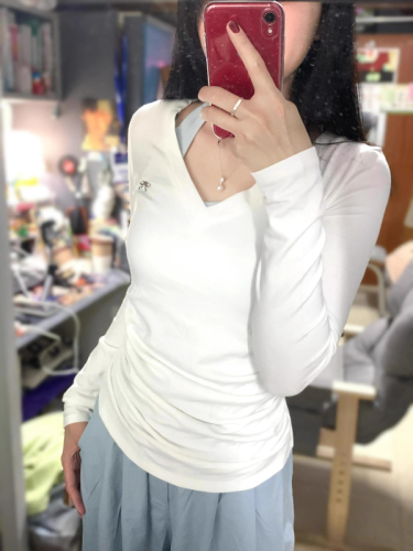 Korean white V-neck long-sleeved T-shirt for women in autumn 2024 new inner vest layering unique chic hot girl top