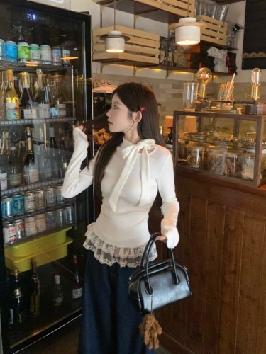 Actual shot of small fragrant bow knitted shirt for women with halter neck and lace splicing bottoming shirt.