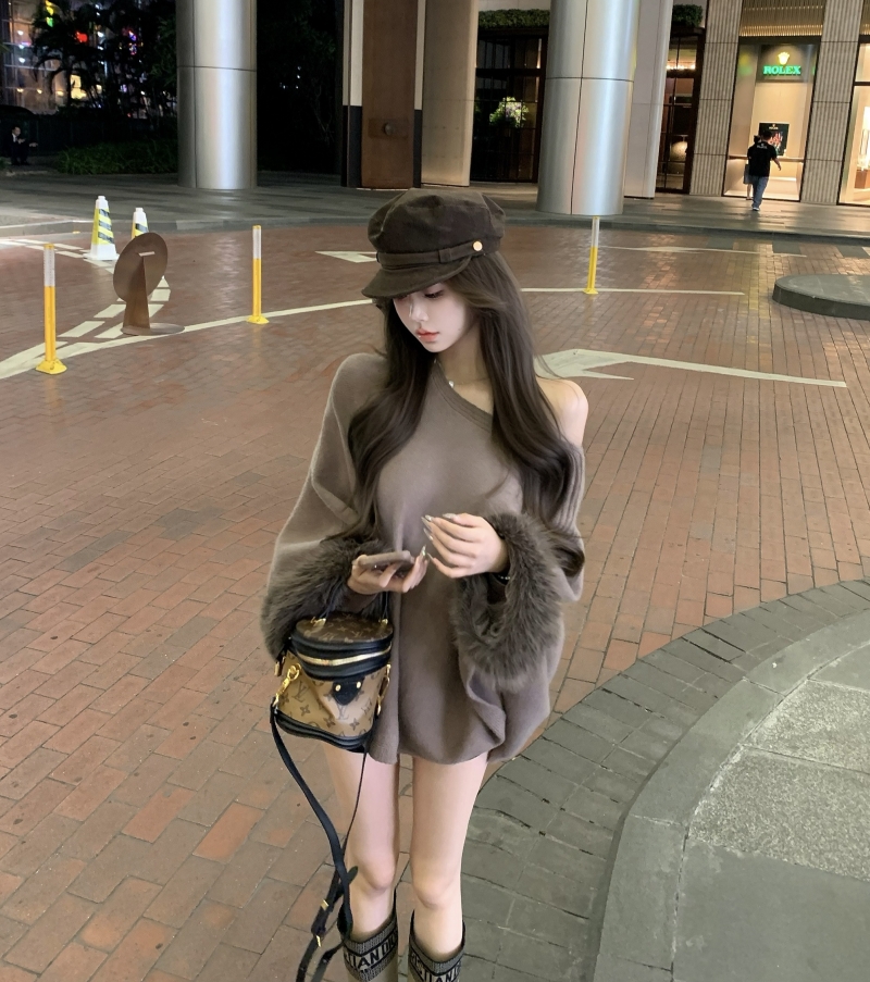 Real shot of dreaming back to ancient times with lazy cuff splicing and furry detachable pullover sweater