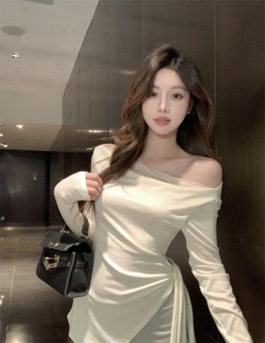 Off-shoulder lace splicing irregular long-sleeved design T-shirt 2024 Hot Girl New Slim Fit Fake Two-piece Top