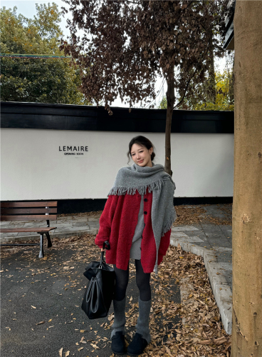 Actual shot of lazy, casual, loose retro sweater for women, versatile and stylish knitted sweater