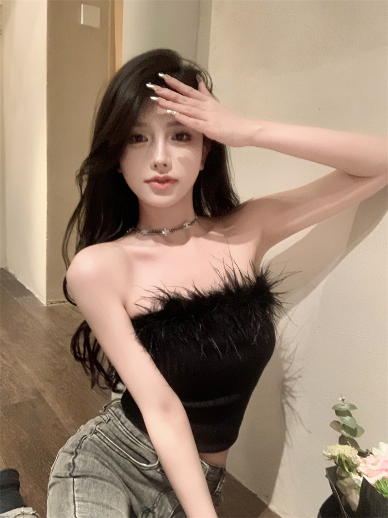 Real shot of hot black girl with short furry and versatile tube top