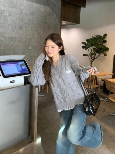 Real shot of niche design gray lace splicing twist pullover round neck sweater with hat