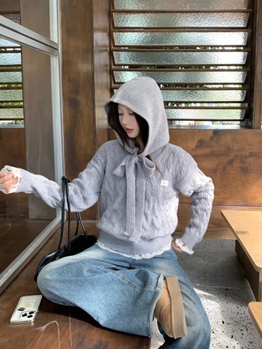 Real shot of niche design gray lace splicing twist pullover round neck sweater with hat