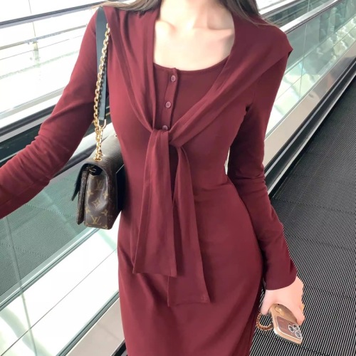 Round neck long-sleeved dress for women in autumn and winter, gentle style, waist slimming two-piece suit + shawl