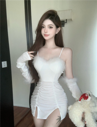 Actual shot~Purely sexy furry suspender dress with waist-slimming design, sleeves and hip-covering short skirt