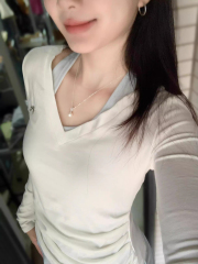 Korean white V-neck long-sleeved T-shirt for women in autumn 2024 new inner vest layering unique unique hot girl top