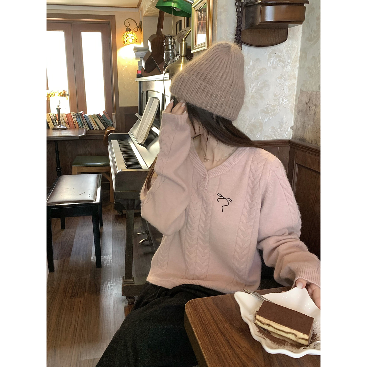 Actual shot of autumn and winter Korean style loose V-neck twist design arctic velvet knitted long-sleeved inner sweater top