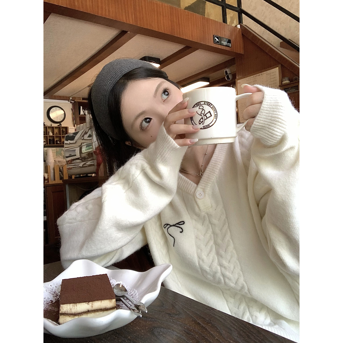 Real shot of autumn and winter Korean style V-neck twist embroidery design arctic velvet knitted long-sleeved inner sweater top
