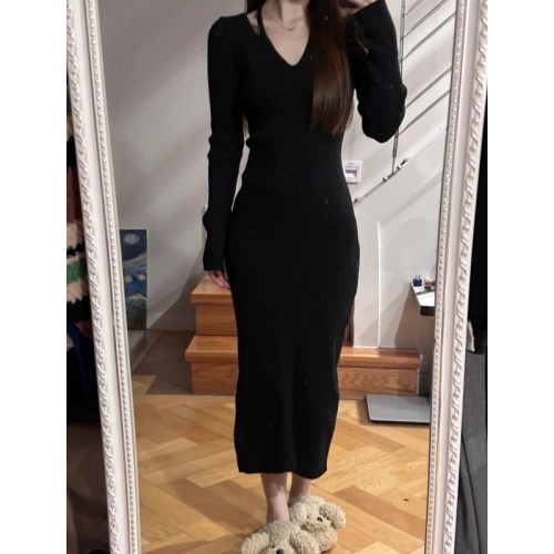 2024 new autumn black V-neck long-sleeved knitted inner strapless dress female royal temperament slim long skirt