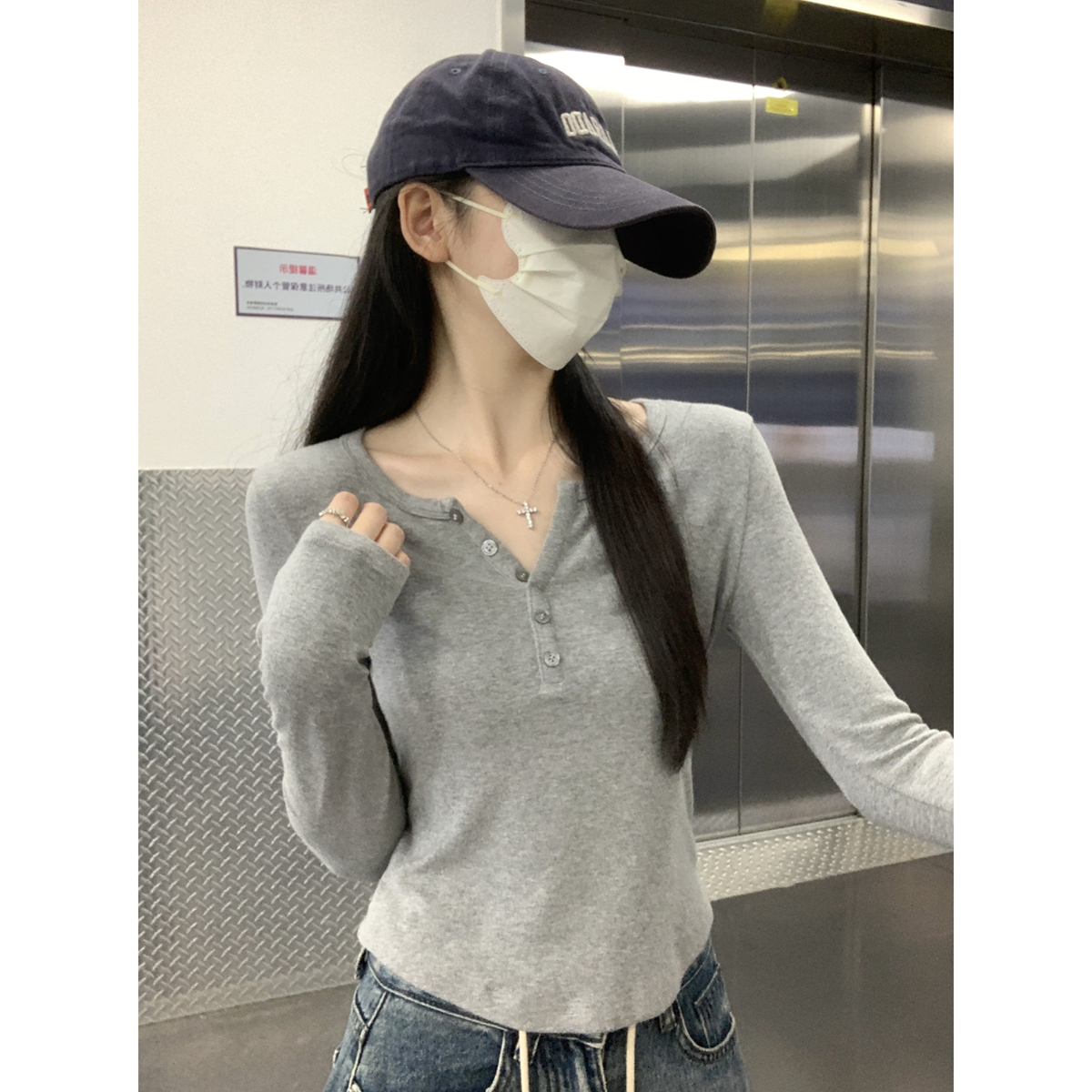 Actual shot of autumn and winter Korean style half-open collar button design, slimming and versatile long-sleeved bottoming T-shirt top for women