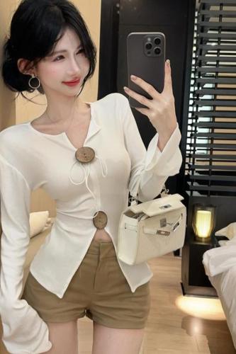 Actual shot~Autumn designer sweater for women, V-neck slimming, retro temperament, long-sleeved niche high-end top