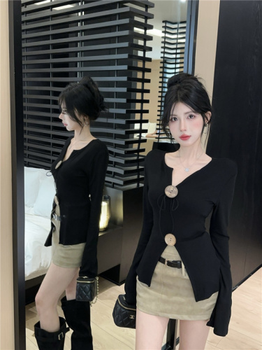 Actual shot~Autumn designer sweater for women, V-neck slimming, retro temperament, long-sleeved niche high-end top