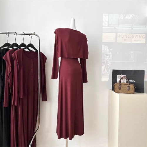 Round neck long-sleeved dress for women in autumn and winter, gentle style, waist slimming two-piece suit + shawl