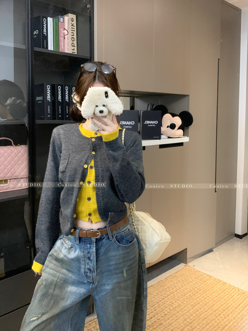 Real shot of autumn and winter contrasting fake two-piece sweater, lazy style sweater, soft waxy cardigan, retro long-sleeved top