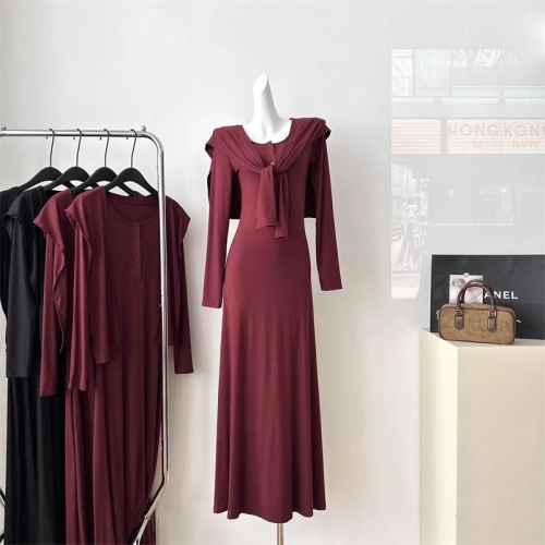 Round neck long-sleeved dress for women in autumn and winter, gentle style, waist slimming two-piece suit + shawl