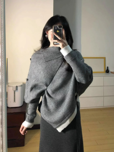 Design-inspired loose irregular turtleneck sweater for women, new autumn and winter fashion, color-blocked pseudo-two-piece, lazy knit top, trendy.