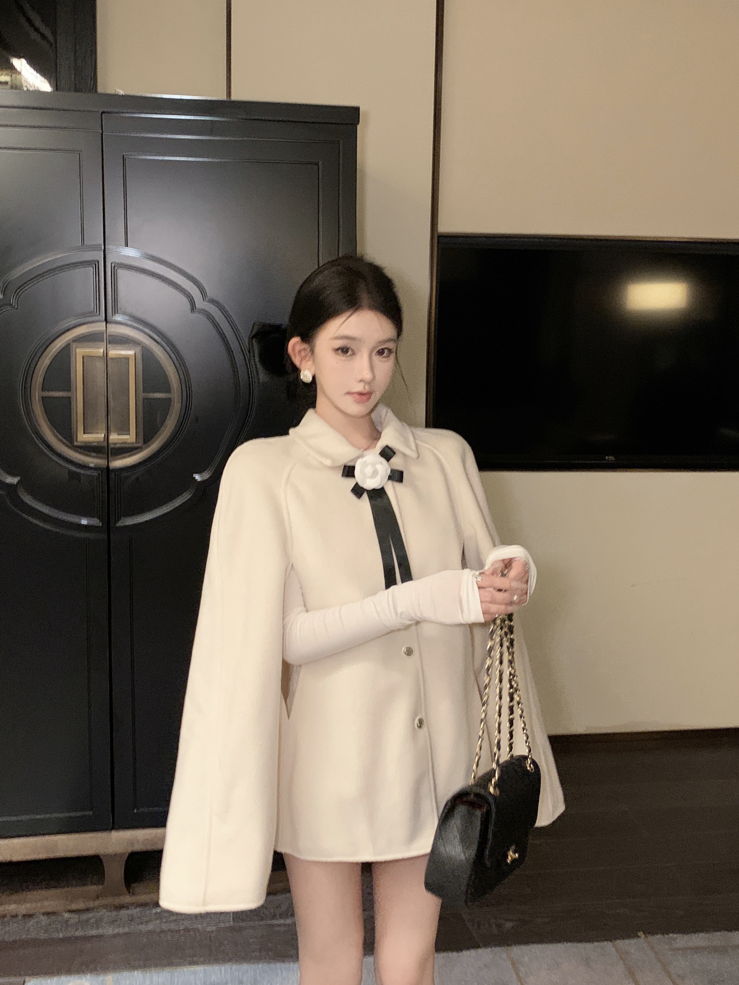 Real shot!  High-end woolen cape coat for women in autumn and winter, gold-like temperament, quilted and thickened shawl coat