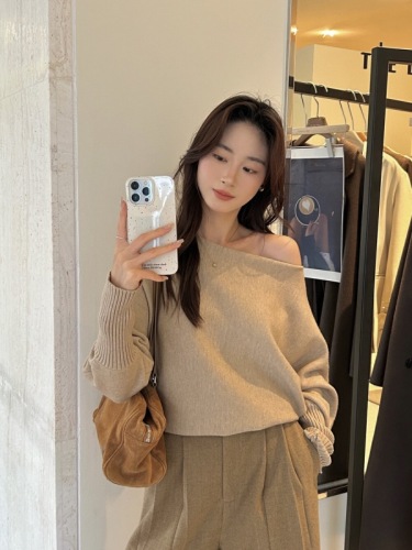Korean-style gentle one-shoulder lantern sleeve ribbed sweater for autumn and winter, elegant single wear or layering, loose shoulder top